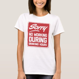 Traurig kein Arbeiten während des trinkenden T-Shirt