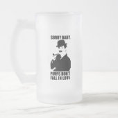 Traurige Baby-Zuhälter fallen nicht in Liebe Mattglas Bierglas (Links)