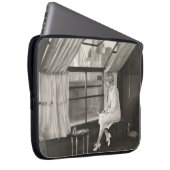 Traurige Frau, die aus dem Fenster der 40er Jahre Laptopschutzhülle (Vorne Rechts)