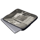 Traurige Frau, die aus dem Fenster der 40er Jahre Laptopschutzhülle (Vorne Knopf)