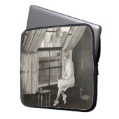 Traurige Frau, die aus dem Fenster der 40er Jahre Laptopschutzhülle (Vorderseite Links)