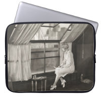 Traurige Frau, die aus dem Fenster der 40er Jahre