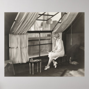 Traurige Frau, die aus dem Fenster der 40er Jahre  Poster
