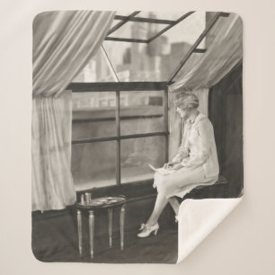 Traurige Frau, die aus dem Fenster der 40er Jahre Sherpadecke