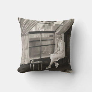 Traurige Frau, die aus dem Fenster schaut1940er, F Kissen