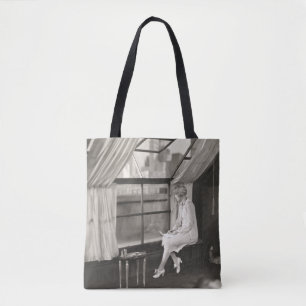 Traurige Frau, die aus dem Fenster schaut1940er, F Tasche