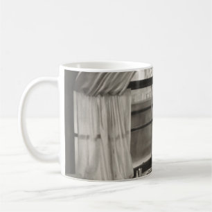 Traurige Frau, die aus dem Fenster schaut1940er Ja Kaffeetasse