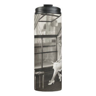 Traurige Frau, die aus dem Fenster schaut1940er Ja Thermosbecher