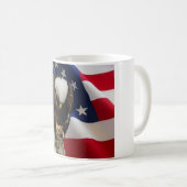 Trauriger Adler auf betender Tasse der (VorderseiteRechts)