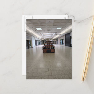 Trauriger, aufgegebener Einkaufszentrum Liminaler Postkarte