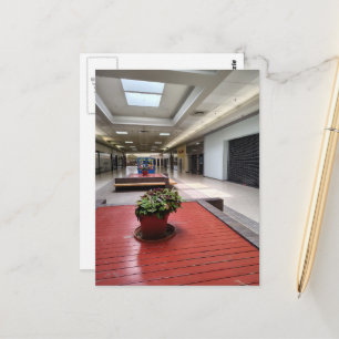 Trauriger, aufgegebener Einkaufszentrum Pflanzen i Postkarte