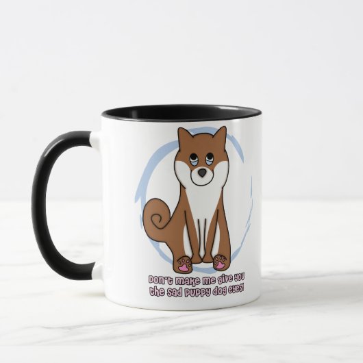 Trauriger Hund mustert Shiba Inu Tasse (Links)