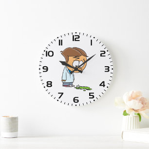 Trauriger Jungenwissenschaftler mit gescheitertem Große Wanduhr