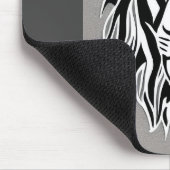 Trauriger Löwe schwarzer und weißer dekaler grauer Mousepad (Ecke)