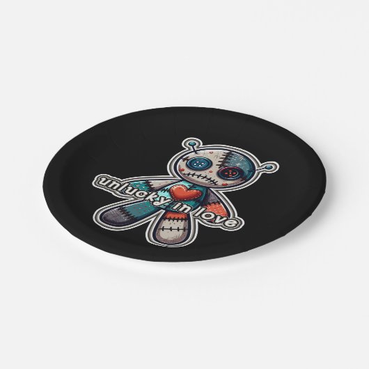 Trauriger VOODOO-Puppenbär UNLUCKY in LIEBE Pappteller (Schrägansicht)