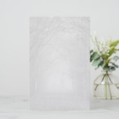 Trauriger Waldweg im Nebel stationär Briefpapier (Stehend Vorderseite)