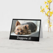 Trauriger Yorkie Welpen-verspäteter Geburtstag Karte (Gelbe Blume)