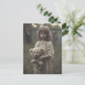 Trauriges Geisterkind im abandonierten Vintagen Zi Postkarte (Stehend Vorderseite)