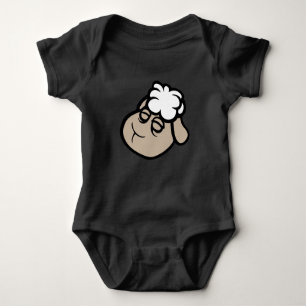 Trauriges, müdes, erschöpftes schlafendes Schaf mi Baby Strampler