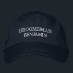Trauzeuge Bachelor Party Hochzeitsrolle Custom Bestickte Baseballkappe<br><div class="desc">Fügen Sie einen Namen und die Rolle zu spielen bei der Hochzeit, indem Sie auf den "Personalisierten" Button. Dieses elegante und stilvolle Oberteil dient als perfektes Mémento für einen unvergesslichen Aufenthalt mit Ihren Lieblingskünstlern. Die Vorderseite der Kappe zeigt eine fesselnde, sportlich inspirierte "Groom"-Typografie, die den Spaß und die Kameradschaft Ihres...</div>