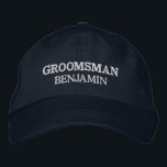 Trauzeuge Bachelor Party Hochzeitsrolle Custom Bestickte Baseballkappe<br><div class="desc">Fügen Sie einen Namen und die Rolle zu spielen bei der Hochzeit, indem Sie auf den "Personalisierten" Button. Dieses elegante und stilvolle Oberteil dient als perfektes Mémento für einen unvergesslichen Aufenthalt mit Ihren Lieblingskünstlern. Die Vorderseite der Kappe zeigt eine fesselnde, sportlich inspirierte "Groom"-Typografie, die den Spaß und die Kameradschaft Ihres...</div>