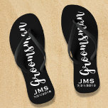 Trauzeuge Custom Wedding Gefallen Modernes Monogra Badesandalen<br><div class="desc">Ihr Trauzeuge wird diese maßgeschneiderte Hochzeit danken Ihnen Geschenk/Gefallen mit einem modernen Skript-Schriftart Liebe. Geben Sie seinen Namen oder sein Monogramm und eine andere Textzeile (Datum, Ort der Hochzeit usw.) ein. Verändern Sie die Hintergrundfarbe einfach, um Ihren Hochzeitsfarben anzupassen - klicken Sie einfach auf "Anpassen" und wählen Sie dann Ihre...</div>