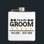 Trauzeuge für personalisiertes Team Flachmann<br><div class="desc">Feiern Sie stilvoll das Party des Bräutigams mit dieser maßgeschneiderten "Team Groom"-Flasche,  die ein elegantes Design mit Kobackakzenten,  Goldstars und einem personalisierten Namen für Trauzeuge oder Trauzeugen bietet. Die Flasche ist perfekt für Junggesellenabende,  Hochzeitsfeiern und als unvergessliches Geschenk für den kleinen Hunger. Ein absolutes Muss für die Bräutigam!</div>