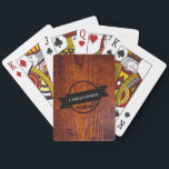 Trauzeuge Geschenk rustikale Vintage Holzkörbe Hoc Spielkarten<br><div class="desc">Machen Sie sich auf den Poker abends mit diesem schönen Foto aus Holzkörnern vorbereitet. Das Design des schwarzen Bändchenlogos erlaubt es Ihnen,  diese Karten mit Namen,  Firmennamen und Veranstaltungsdatum zu personalisieren.</div>
