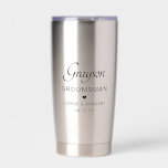 Trauzeuge Personalisierter Name Hochzeitsfeier Thermobecher<br><div class="desc">Groomsman Personalized Name Wedding Party Insulated Tumbler zeigt den Namen Ihres Groomsman mit den Namen des Brautpaares und dem Hochzeitstag mit einem kleinen Liebesherz. Maßgeschneidert für Ihren Trauzeuge. Designed by ©2024 Evco Studio www.zazzle.com/store/evcostudio</div>