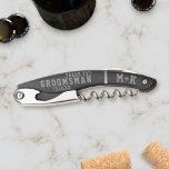 Trauzeuge Vielen Dank für Ihre Sporty Monogram Gas Kellnermesser<br><div class="desc">Mögt Ihr Trauzeuge Weinflaschen öffnen? Sie haben die perfekte Hochzeit Dankeschön für ihn gefunden. Fügen Sie einfach Ihre Daten hinzu!</div>