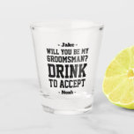 Trauzeuge Vorschlag trinken, um den Funny Classic  Schnapsglas<br><div class="desc">Lassen Sie sich die Hochzeitsfeier stilvoll mit einem lustigen personalisierten Trauzeuge-Angebot Schuss Glas starten. Das Design verfügt über stilvolle moderne Typografen-Namen und eine anpassbare Anfrage lesen "Werden Sie mein Trauzeuge? Trinken Sie, um zu akzeptieren". Der gesamte Text ist einfach anzupassen oder zu löschen. Diese einzigartige und originelle Brille macht aus...</div>