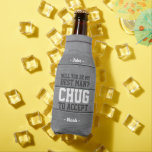 Trauzeuge Vorschlag Umarmung zur Akzeptanz von Fun Flaschenkühler<br><div class="desc">Holen Sie sich die Hochzeitsfeier stilvoll mit einem lustigen personalisierten Trauzeuge Angebot Flasche cooler. Das Design besticht durch einen rustikalen grauen Imitat-Holzhintergrund, stilvolle, moderne Typografie-Namen und eine anpassbare Anfrage mit dem Text "Werden Sie mein Trauzeuge? Umarmen, um zu akzeptieren". Der gesamte Text ist einfach anzupassen oder zu löschen. Diese einzigartigen...</div>