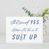 Trauzeuge zum Anzug von lustigen Skripten Einladung (Stehend Vorderseite)