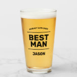 Trauzeugebierglasgeschenk von Bräutigam zu Glas<br><div class="desc">Trauzeugebierglasgeschenk von Bräutigam zu Trauzeugen. Cooler mutiger Typografieschablonenentwurf. Addieren Sie Ihr eigenes kundenspezifisches Datum und nennen Sie. Personalisiertes trinkendes Geschenk für Typen. Machen Sie Ihr eigenes einzigartiges Geschenk für den besten Freund,  Bruder,  Cousin,  Familienmitgliedsetc. Druckentwurf (nicht graviert). Spaßgeschenkideen für Antrag oder Antrag.</div>