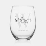Trauzeugen für personalisierte Skriptmonogramm und Weinglas Ohne Stiel<br><div class="desc">Fügen Sie Ihrer Hochzeit eine persönliche Touch mit personalisierten Trauzeugen Geschenk. Dieses Design zeichnet sich durch den Namen des personalisierten Trauzeugen im Stil von Grau-Klassik-Schriftart mit Hochzeitsdetails in Grauklassik Serif-Schriftart-Stil und Monogramm in hellgrau klassischen Serif-Schriftart-Stil als Hintergrund aus. Auch perfekt für Trauzeuge,  Brautvater,  Ringträger und mehr.</div>