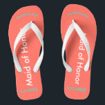 Trauzeugin Badesandalen<br><div class="desc">Helle Strandkoralle mit Trauzeugin in weißem Text und Name und Datum der Hochzeit in türkisblau geschrieben. Hübsches Strandziel Flip Flops als Teil der Hochzeitsfeier Gefallen. Originale Entwürfe von TamiraZDesign.</div>