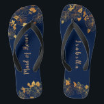 Trauzeugin Gold Foliage Badesandalen<br><div class="desc">Diese wunderschönen, goldblauen Blätterflops mit blauen Trauzeuginnen haben einen dunkelblauen Hintergrund, der mit einem aufwändigen, goldblühenden Blumenmuster und einer individuell gestaltbaren modernen Typografie geschmückt ist. Die Kombination der reichen Marine mit dem schimmernden Gold schaffen eine elegante und luxuriöse Ästhetik. Es ist ein schönes Geschenk für Ihr Brautparty. Anzeigen der Auflistung...</div>