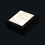 Trauzeugin Gold Keepake Box Hochzeitsgeschenk Erinnerungskiste<br><div class="desc">Dieser schöne Sake oder Schmuckkasten ist als Hochzeitsgeschenk oder Gutes für die Trauzeugin konzipiert. Die Hochzeitssuite wurde für die Koordinierung mit unserer Gold Foil Elegant Wedding Suite konzipiert und verfügt über eine Goldfolie, die mit dem Text "Trauzeugin" geblüht ist, sowie über einen Ort, um ihren Namen, den Namen des Ehepaares...</div>