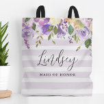 Trauzeugin Lilac Floral und Streifen Tasche<br><div class="desc">Mit Monogramm Taschen machen das Geschenk für Ihre Brautmädchen und Hochzeitsfeier. Dieses hübsche Design zeichnet sich durch eine florale Wasserfarbe in Pastelltönen lila und grün auf einem lavenreifer gestreiften Hintergrund aus. Personalisieren Sie jede Tasche mit dem Namen Ihrer Brautmädchen und fügen Sie die Braut und Bräutigam das erste und Hochzeitdatum...</div>