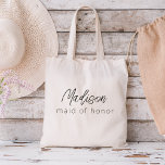 Trauzeugin Moderne Minimalistische Schrift Tragetasche<br><div class="desc">Erhöhen Sie Ihren Junggeselinnen-Abschied mit unserer Kollektion "Bridesmaid Modern Minimalistisch Script". Diese exquisite Produktlinie verkörpert zeitgenössische Eleganz und zeitlosen Stil, perfekt um Ihre kommenden Neuheiten auf moderne und raffinierte Weise zu feiern. Unser minimalistisches Skriptdesign stellt Ihre Brautmädchen an die Spitze und fügt jedem Element eine Touch von Klasse hinzu. Ob...</div>