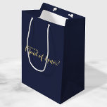 Trauzeugin Moderner Vorschlag Mittlere Geschenktüte<br><div class="desc">"Wirst du meine Trauzeugin sein?" Die moderne Geschenktasche mit dem Titel "Will You Be My Trauzeugin?" im modernen,  goldfarbenen Schriftart-Stil auf marineblau Hintergrund. Bitte beachten Sie: Die Details der Folie werden im Kunstwerk simuliert. Bei der Herstellung dieses Produktes wird keine Folie verwendet.</div>