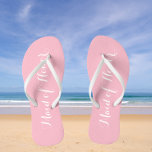 Trauzeugin Trendrosa Farbe Badesandalen<br><div class="desc">Gönnen Sie Ihren Hochzeitsjungfrauen diese stilvollen Flip-Flops aus Trauzeugin,  die eine trendige,  hellrosa Farbe mit weißem,  stilisiertem Drehbuch haben,  um Ihr ähnliches Hochzeitsfarbschema zu ergänzen. Wählen Sie die Größe des Fußes zusammen mit anderen Optionen. Sie können Ihre Flip-Flops anpassen,  um die Farbe an Ihre Wünsche anzupassen.</div>