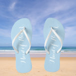 Trauzeugin Trendy Light Blue Badesandalen<br><div class="desc">Gönnen Sie Ihren Hochzeitsjungfrauen diese stilvollen Trauzeuginnen-Flip-Flops,  die eine trendige,  pulverblaue Farbe haben,  zusammen mit einem weißen,  stilisierten Drehbuch,  um Ihr ähnliches Hochzeitsfarbschema zu ergänzen. Wählen Sie die Größe des Fußes zusammen mit anderen Optionen.</div>