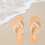 Trauzeugin Trendy Peach Color Badesandalen<br><div class="desc">Gönnen Sie Ihren Hochzeitsjungfrauen diese stilvollen Flip-Flops aus der Trauzeugin, die eine trendige Pfirsichfarbe sind, zusammen mit einem weißen, stilisierten Drehbuch, um Ihr ähnliches Hochzeitsfarbschema zu ergänzen. Wählen Sie die Größe des Fußes zusammen mit anderen Optionen. Sie können Ihre Flip-Flops anpassen, um die Farbe oder den Stil des Schriftartes zu...</div>