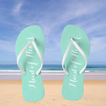 Trauzeugin Trendy Seafoam Color Badesandalen<br><div class="desc">Gönnen Sie Ihren Hochzeitsjungfrauen diese stilvollen Trauzeuginnen-Flip-Flops,  die eine trendige Meeresfrüchte-Farbe sind,  zusammen mit einem weißen,  stilisierten Skript,  um Ihr ähnliches Hochzeitsfarbschema zu ergänzen. Wählen Sie die Größe des Fußes zusammen mit anderen Optionen. Sie können Ihre Flip-Flops anpassen,  um die Farbe an Ihre Wünsche anzupassen.</div>