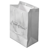 Trauzeugin Vorschlag Elegant Marble Script Mittlere Geschenktüte (Vorderseite Schrägansicht)
