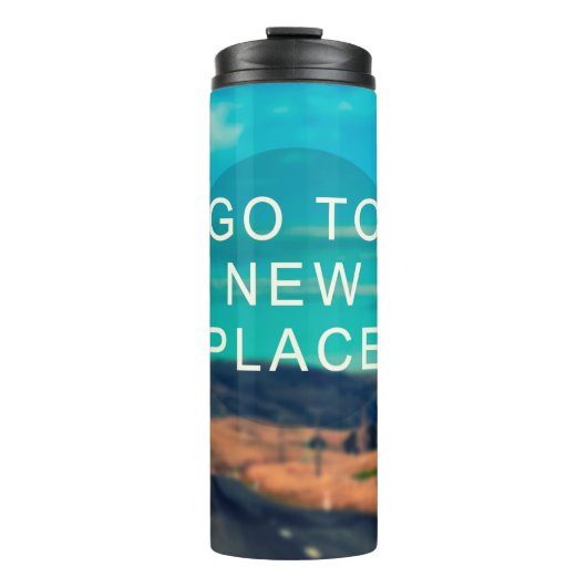 Travel inspiration quote - Go to new place. Retro  Thermosbecher (Vorderseite)