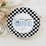 TRAVIS Blue One Happy Typ Smile Face Birthday Pappteller<br><div class="desc">Diese eine glückliche Typ-Papiertafel zum ersten Geburtstag bietet einen lustigen Retro-Schriftart und blauen Smiley mit einem karierten Hintergrund. Dieser Teller ist perfekt für deinen kleinen Mann,  um seinen ersten großen Geburtstag zu feiern! Pair mit allem in der TRAVIS Collection für ein einheitliches Aussehen.</div>