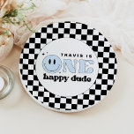 TRAVIS Blue One Happy Typ Smile Face Birthday Pappteller<br><div class="desc">Diese eine glückliche Typ-Papiertafel zum ersten Geburtstag bietet einen lustigen Retro-Schriftart und blauen Smiley mit einem karierten Hintergrund. Dieser Teller ist perfekt für deinen kleinen Mann,  um seinen ersten großen Geburtstag zu feiern! Pair mit allem in der TRAVIS Collection für ein einheitliches Aussehen.</div>