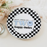 TRAVIS Blue Zwei glückliche Typ lächeln Geburtstag Pappteller<br><div class="desc">Diese eine glückliche Typ-Papiertafel zum ersten Geburtstag bietet einen lustigen Retro-Schriftart und blauen Smiley mit einem karierten Hintergrund. Dieser Teller ist perfekt für deinen kleinen Mann,  um seinen ersten großen Geburtstag zu feiern! Pair mit allem in der TRAVIS Collection für ein einheitliches Aussehen.</div>